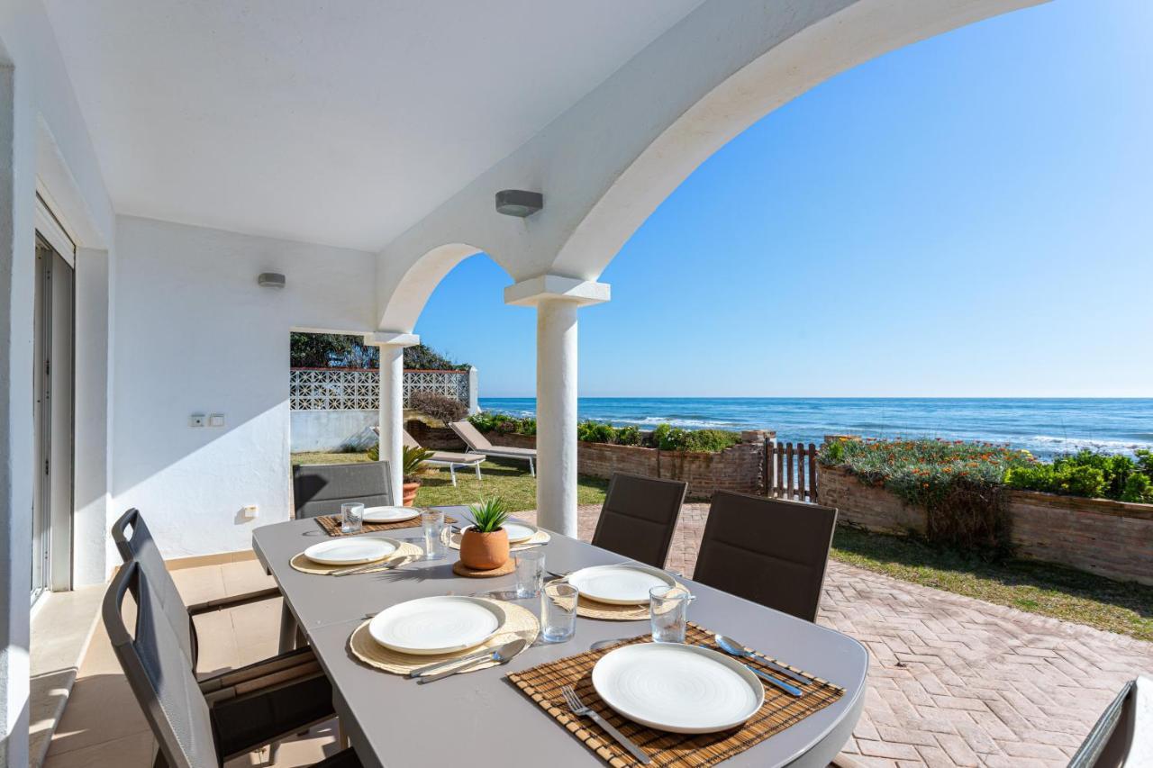 Charming Villa On The Seafront Марбелья Экстерьер фото