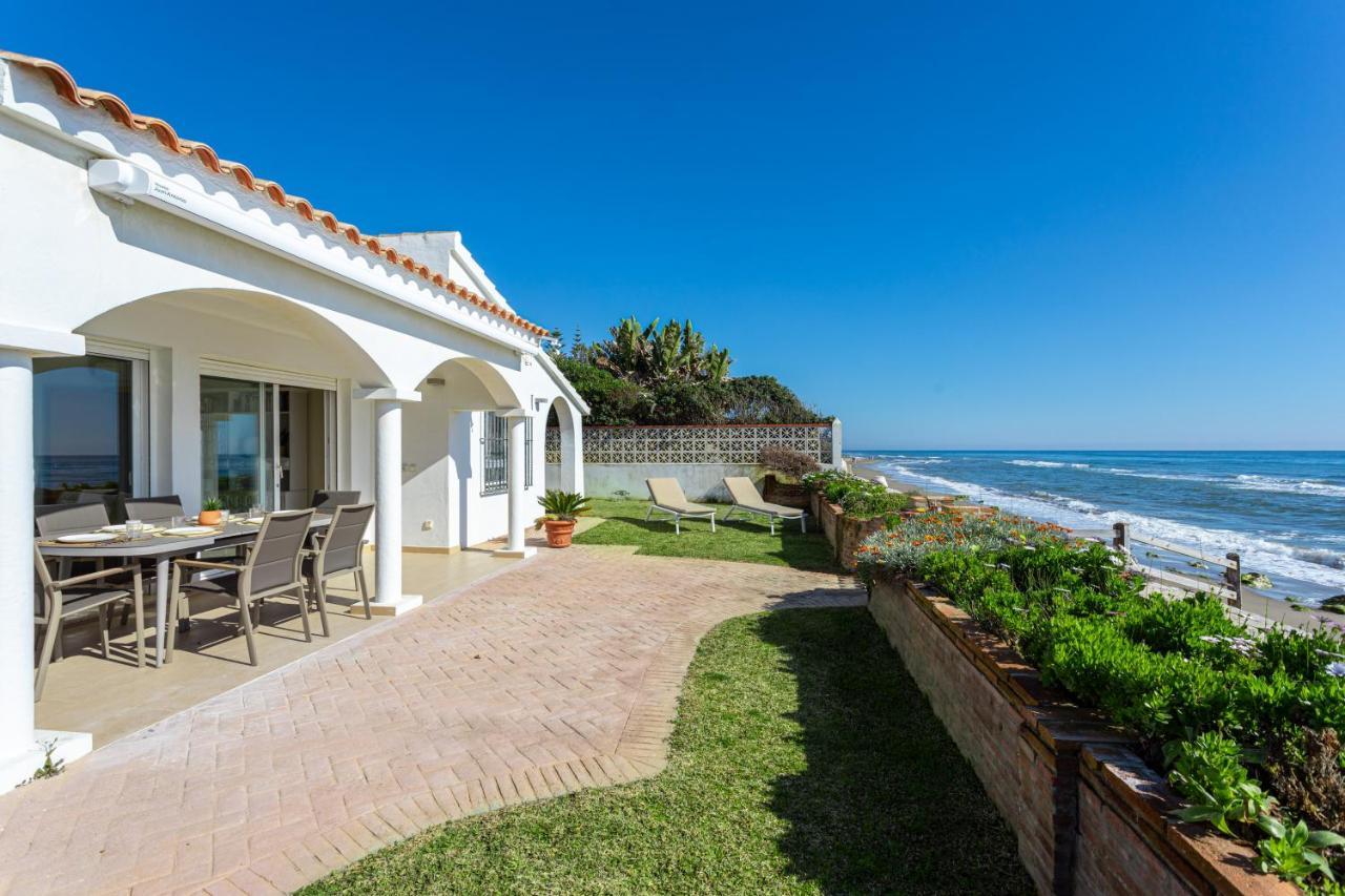 Charming Villa On The Seafront Марбелья Экстерьер фото