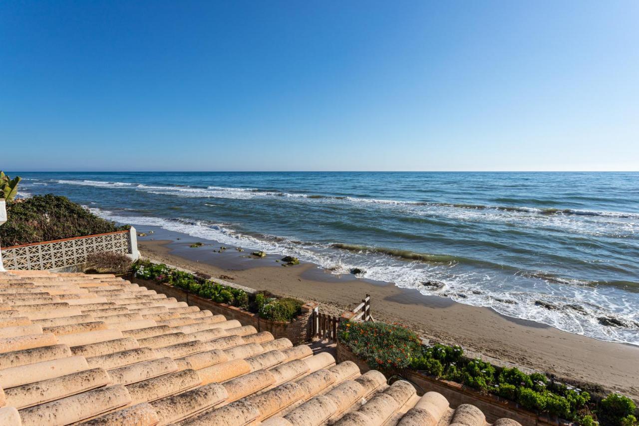 Charming Villa On The Seafront Марбелья Экстерьер фото