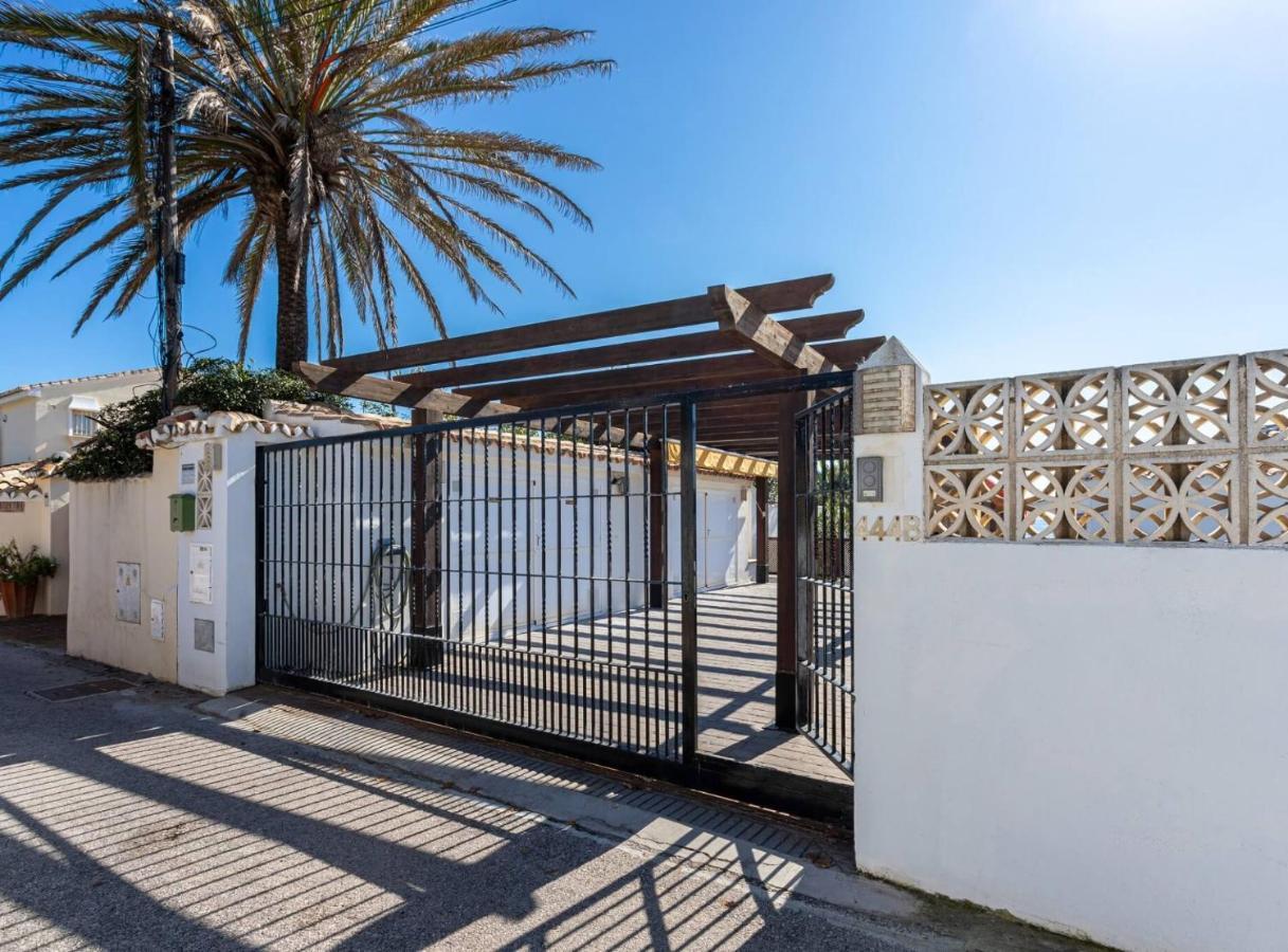 Charming Villa On The Seafront Марбелья Экстерьер фото