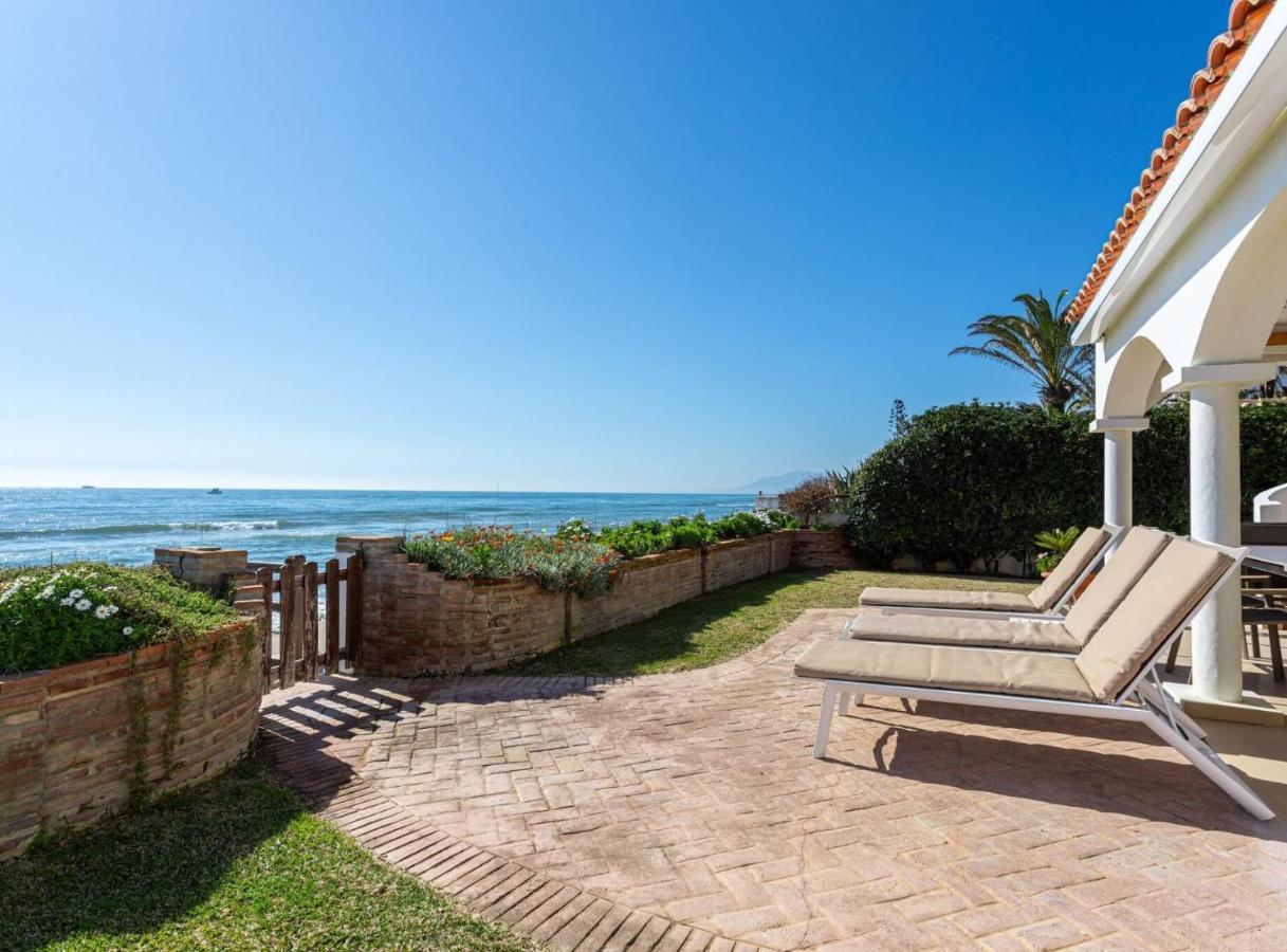 Charming Villa On The Seafront Марбелья Экстерьер фото